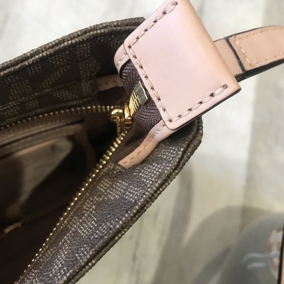 Like new Michael Kors crossbody purse - Picture 11 of 11